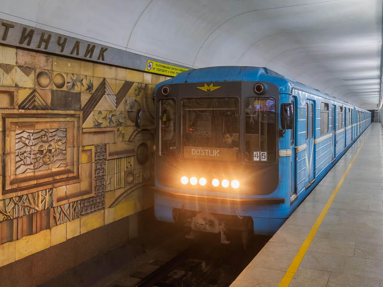 Түнде метро вагонында қандай болады?